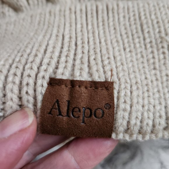 Two women's winter hats - Picture 4 of 8